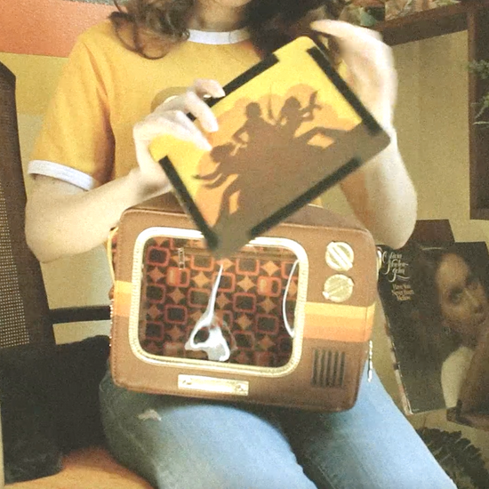 Instructional Video Demonstrating How to Change out the Interchangeable Screens on this 1970’s Style Retro TV Purse