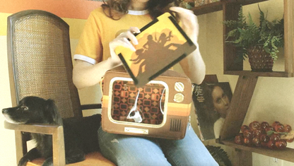 Instructional Video Demonstrating How to Change out the Interchangeable Screens on this 1970’s Style Retro TV Purse